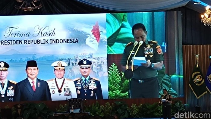 Panglima TNI Jenderal Agus Subiyanto di acara pengarahan Prabowo ke para Komandan Satuan TNI yang digelar di Istana Kepresidenan Bogor, Jawa Barat, Jumat (7/2/2025). Foto: Eva/detikcom.