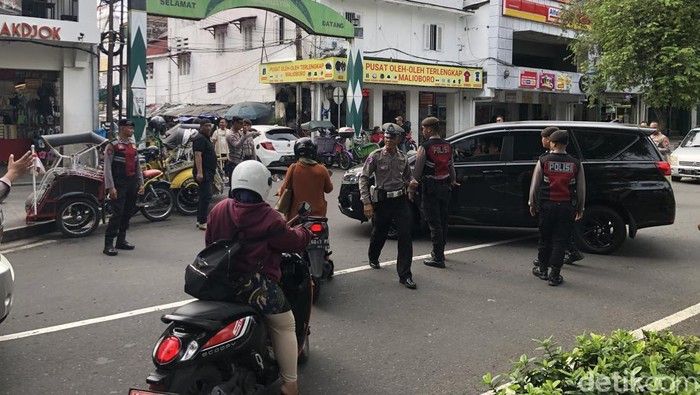 Para pedagang eks Teras Malioboro 2 (TM2) demo dan menutup Jalan Malioboro, Kota Jogja. Akses masuk Jalan Malioboro ditutup dan lalu lintas dialihkan ke Jalan Pasar Kembang (Sarkem), Jumat (7/2/2024).