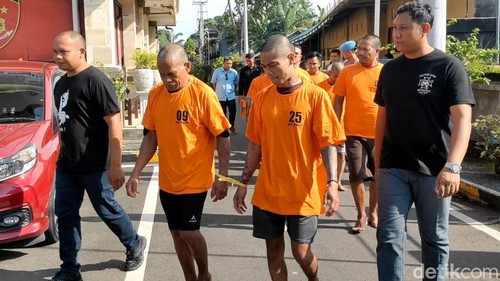 Para tersangka pengedar dan pemakai narkoba yang ditangkap saat Operasi Antik 2025 dihadirkan saat konferensi pers di Mapolres Badung, Jumat (7/2/2025). (Foto: Agus Eka/detikBali)