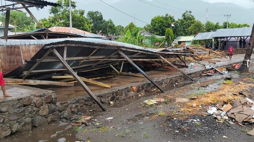 Pasar Wulandoni Lembata yang diterjang angin puting beliung, Kamis (6/2/2025). (IST)