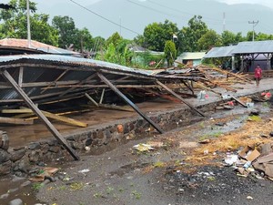 Dua Bangunan Pasar Wulandoni Lembata Rusak Diterjang Angin Puting Beliung