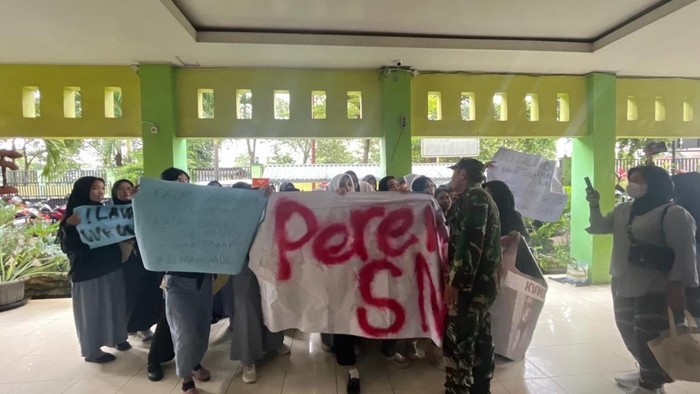 Pelajar SMKN 1 Depok demo karena terancam tidak bisa mengikuti Seleksi Nasional Tingkat Berprestasi (SNBP). Kepala SMKN 1 Depok, Lusi Triana, buka suara mengenai hal itu. (dok Istimewa)