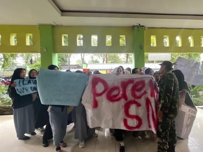 Pelajar SMKN 1 Depok demo karena terancam tidak bisa mengikuti Seleksi Nasional Tingkat Berprestasi (SNBP). Kepala SMKN 1 Depok, Lusi Triana, buka suara mengenai hal itu. (dok Istimewa)