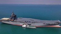 Kapal perang pengangkut pesawat tak berawak pertama Iran terlihat di Iran selatan, Kamis (6/2/2025).  