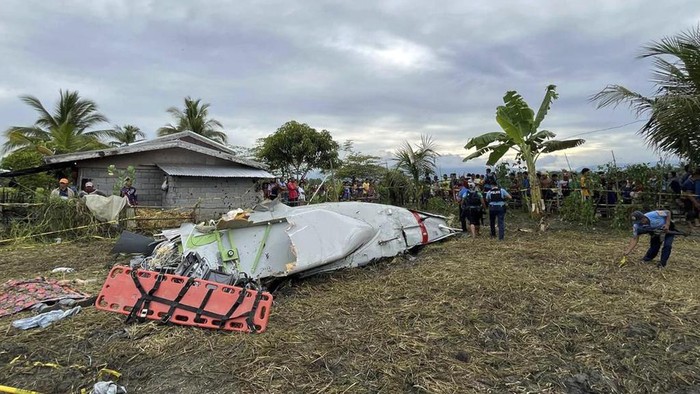 Penampakan Pesawat Kontrak Militer AS yang Jatuh di Filipina Wreckage of airplane in a rice field in Maguindanao del Sur province, Philippines, after officials say a U.S. military-contracted plane has crashed in a rice field in the southern Philippines, killing all four people on board, on Thursday Feb. 6, 2025. (Sam Mala/UGC via AP)