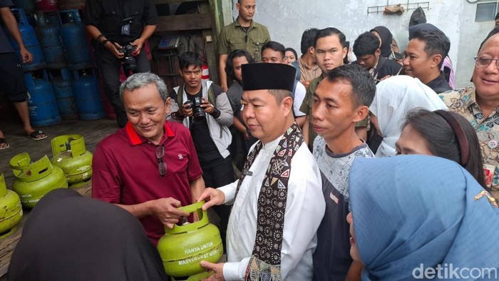 Penjabat (Pj) Gubernur DKI Jakarta Teguh Setyabudi meninjau pangkalan elpiji 3 kilogram (Kg) di kawasan Kramat Jati, Jakarta Timur. (Brigitta Belia/detikcom)