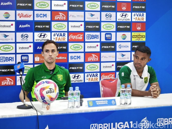 Pelatih Persebaya Surabaya Paul Munster, dan pemain Persebaya Ardi Idrus, saat konferensi pers di Stadion Manahan Solo, Jumat (7/2/2025).