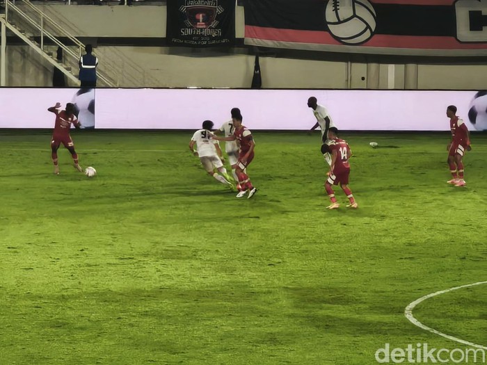 Laga Persis Solo melawan Persebaya pekan ke-22 Liga 1 2024/2025, di Stadion Manahan Solo, Jumat (7/2/2025).