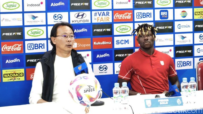 Pelatih Persis Solo Ong Kim Swee,dan pemain Persis Solo Moussa Sidibe, saat konferensi pers di Stadion Manahan Solo, Jumat (7/2/2025).