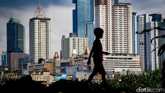 Anak-anak tengah bermain dengan latar belakang gedung pencakar langit di Jakarta, Jumat (7/2/2025). Badan Pusat Statistik (BPS) menunjukkan pertumbuhan ekonomi Indonesia 2024 masih loyo.Hal ini terlihat dari realisasi ekonomi Indonesia sepanjang 2024 yang tumbuh 5,03%, melambat jika dibandingkan 2023 sebesar 5,05%.