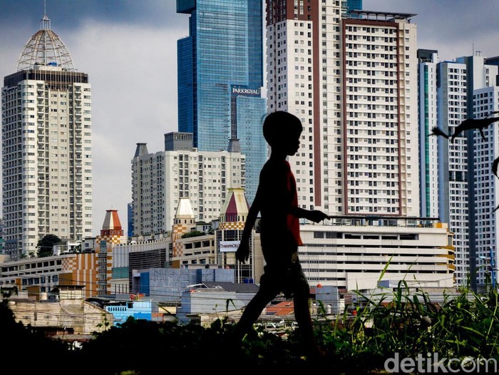 Anak-anak tengah bermain dengan latar belakang gedung pencakar langit di Jakarta, Jumat (7/2/2025). Badan Pusat Statistik (BPS) menunjukkan pertumbuhan ekonomi Indonesia 2024 masih loyo.Hal ini terlihat dari realisasi ekonomi Indonesia sepanjang 2024 yang tumbuh 5,03%, melambat jika dibandingkan 2023 sebesar 5,05%.