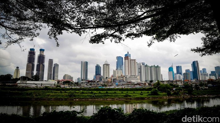 Anak-anak tengah bermain dengan latar belakang gedung pencakar langit di Jakarta, Jumat (7/2/2025). Badan Pusat Statistik (BPS) menunjukkan pertumbuhan ekonomi Indonesia 2024 masih loyo.Hal ini terlihat dari realisasi ekonomi Indonesia sepanjang 2024 yang tumbuh 5,03%, melambat jika dibandingkan 2023 sebesar 5,05%.