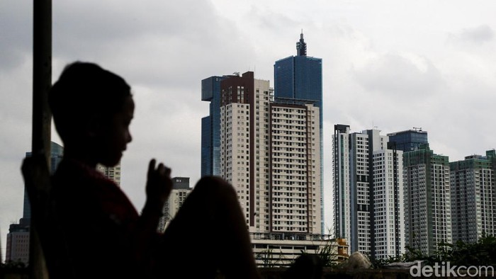 Anak-anak tengah bermain dengan latar belakang gedung pencakar langit di Jakarta, Jumat (7/2/2025). Badan Pusat Statistik (BPS) menunjukkan pertumbuhan ekonomi Indonesia 2024 masih loyo.Hal ini terlihat dari realisasi ekonomi Indonesia sepanjang 2024 yang tumbuh 5,03%, melambat jika dibandingkan 2023 sebesar 5,05%.