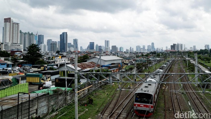 Anak-anak tengah bermain dengan latar belakang gedung pencakar langit di Jakarta, Jumat (7/2/2025). Badan Pusat Statistik (BPS) menunjukkan pertumbuhan ekonomi Indonesia 2024 masih loyo.Hal ini terlihat dari realisasi ekonomi Indonesia sepanjang 2024 yang tumbuh 5,03%, melambat jika dibandingkan 2023 sebesar 5,05%.