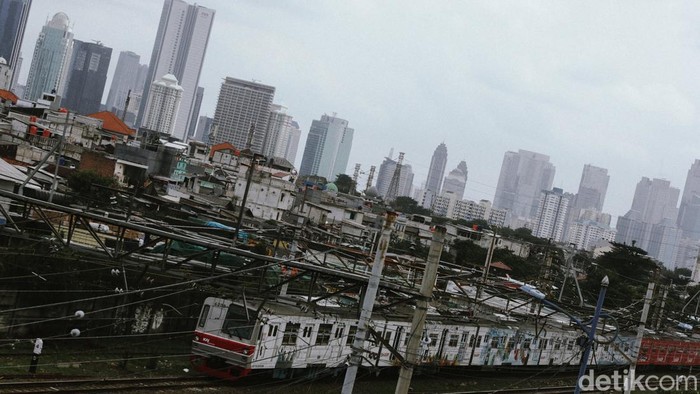 Anak-anak tengah bermain dengan latar belakang gedung pencakar langit di Jakarta, Jumat (7/2/2025). Badan Pusat Statistik (BPS) menunjukkan pertumbuhan ekonomi Indonesia 2024 masih loyo.Hal ini terlihat dari realisasi ekonomi Indonesia sepanjang 2024 yang tumbuh 5,03%, melambat jika dibandingkan 2023 sebesar 5,05%.
