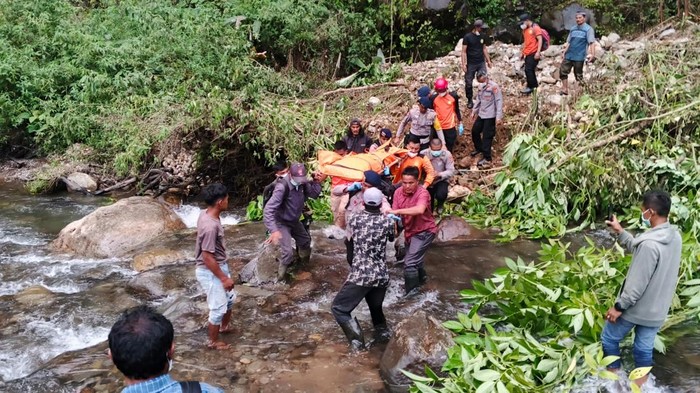 Petugas mengevakuasi jasad korban hanyut di Sungai Wh Reseh, Bener Meriah, Aceh. (dok Polres Bener Meriah)