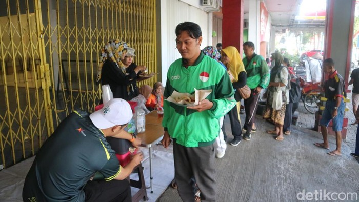 Antusias warga saat ke pojok berkah Rp 2 ribu di sekitar Alun-alun Simpang Pati, Jumat (7/2/2025).