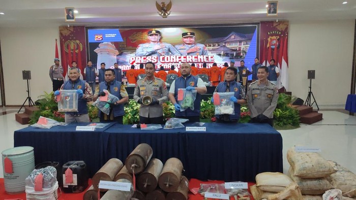 Polda Banten tangkap 10 pelaku penambangan emas ilegal (Bahtiar/detikcom)