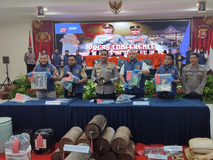 Polda Banten tangkap 10 pelaku penambangan emas ilegal (Bahtiar/detikcom)