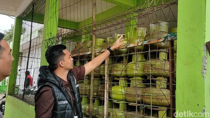 Polisi saat sidak ke agen LPG di Cianjur