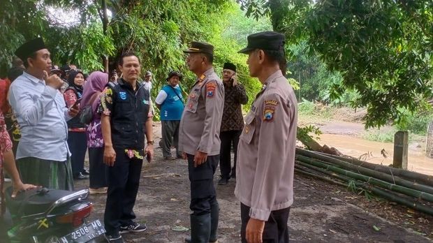 polisi tni bersihkan material banjir bercampur lumpur di probolinggo