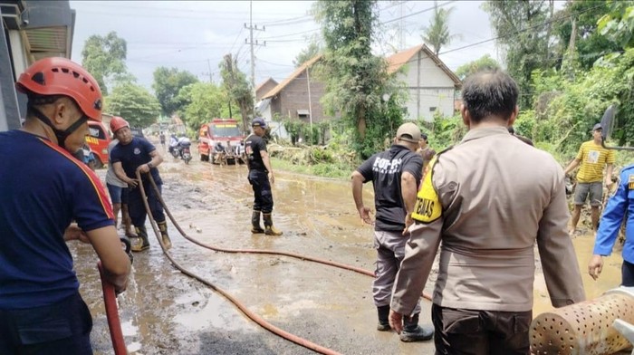 polisi tni bersihkan material banjir bercampur lumpur di probolinggo