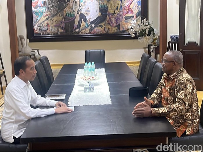 Politikus asal Nigeria, Peter Gregory Obi bertamu ke rumah Presiden RI ke-7 Joko Widodo di Sumber, Banjarsari, Solo, Jumat (7/2/2025).