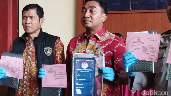 Polres Metro Jakarta Pusat menggelar konferensi pers terkait kasus pegawai KPK gadungan yang melibatkan oknum ASN Pemprov NTT.