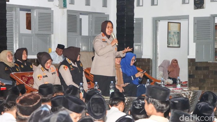 Polresta Cirebon saat menggelar kegiatan sosialisasi di lingkungan pesantren