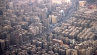 Wilayah metropolitan Kairo Raya, dengan populasi 21,3 juta, adalah aglomerasi perkotaan terbesar di Afrika, terbesar di dunia Arab dan Timur Tengah, dan terbesar keenam di dunia berdasarkan populasi.  