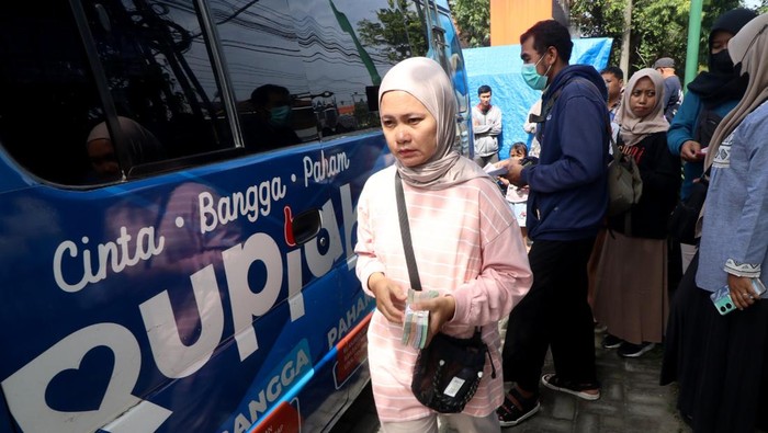 Sejumlah warga antre untuk menukarkan uang baru pada mobil kas keliling Bank Indonesia di Pasar Grosir Ngronggo, Kota Kediri, Jawa Timur, Jumat (7/2/2025). Bank Indonesia membuka menukarkan uang di pasar sebagai upaya memudahkan masyarakat khususnya pedagang pasar untuk menukarkan uang rusaknya dengan uang layak edar ataupun uang dengan nominal pecahan tertentu guna memudahkan transaksi. ANTARA FOTO/Prasetia Fauzani/YU