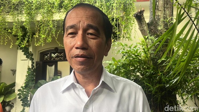 Presiden ke-7, Joko Widodo ditemui di kediaman pribadi di Sumber, Banjarsari, Solo, Jumat (7/2/2025).