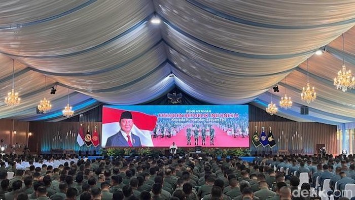Presiden Prabowo Subianto dalam memberikan arahan di depan para perwira sekaligus Komandan Satuan TNI, di Kompleks Istana Kepresidenan, Bogor, Jawa Barat. (Eva/detikcom)