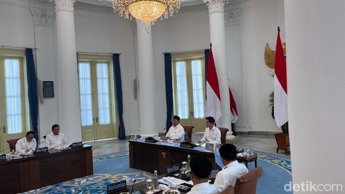 Presiden Prabowo Subianto memimpin sidang perdana Dewan Pertahanan Nasional (DPN) di Istana Kepresidenan, Bogor, Jawa Barat. (Eva/detikcom)