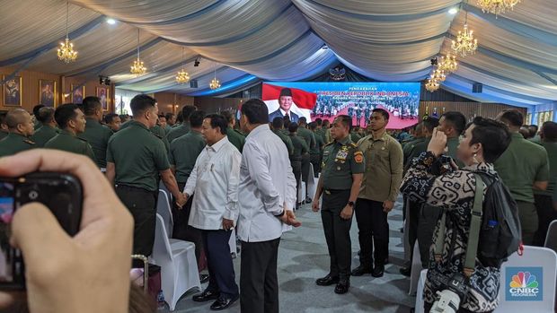 Presiden Prabowo Subianto mengumpulkan Komandan Satuan TNI di Istana Bogor, Jawa Barat, Jumat (7/2/2025), sore. (CNBC Indonesia/Emir Yanwardhana)