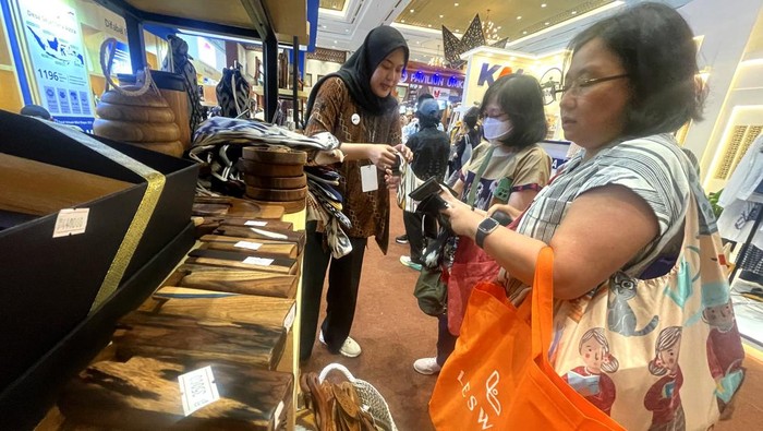 Produk Unggulan UMKM Tampil di Inacraft 2025 Pengunjung melihat produk kerajinan di salah satu stan pameran International Handicraft Trade Fair (INACRAFT) 2025 di Jakarta Convention Center (JCC), Senayan, Jakarta, Jumat (7/2/2025).