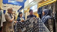 Dalam pameran Inacraft 2025, Astra menampilkan 6 UMKM binaanya dan 3 produk unggulan dari Desa Sejahtera Astra (DSA). Salah satu UMKM, Batik Namburan menunjukkan produk ramah bumi yang dihasilkannya kepada Ketua Pengurus YDBA, Rahmat Samulo, Sekretaris Pengurus YDBA, Ema Poedjiwati dan Advisor YDBA, Tonny Sumartono, di Booth Astra dalam Pameran Inacraft 2025