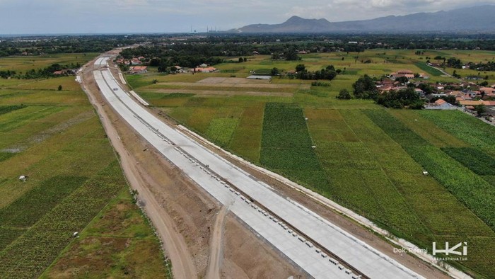 PT Hutama Karya Infrastruktur (HKI) melaporkan, progres pengerjaan jalan Tol Probolinggo-Banyuwangi Paket II STA 09+000-20+200 sepanjang 11,20 km hingga Januari 2025 telah mencapai 81,91%.
