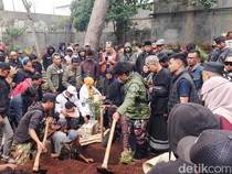 Video Suasana Pemakaman Jenazah Ari Jamasari Kang Gobang Preman Pensiun
