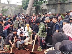 Kepergian Mendadak Ari Jamasari Kang Gobang Preman Pensiun