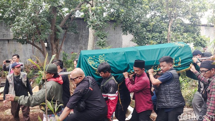prosesi pemakaman mendiang Kang Gobang Preman Pensiun di Cimahi