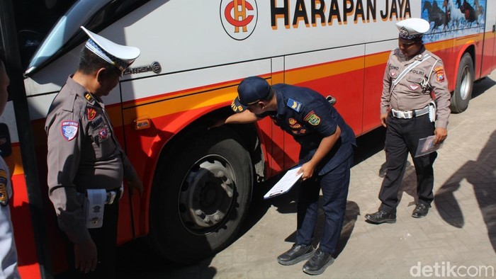 Ramp check dan tes kesehatan yang dilakukan tim gabungan Ditlantas Polda Jatim dan Satlantas Polres Trenggalek di garasi bus.