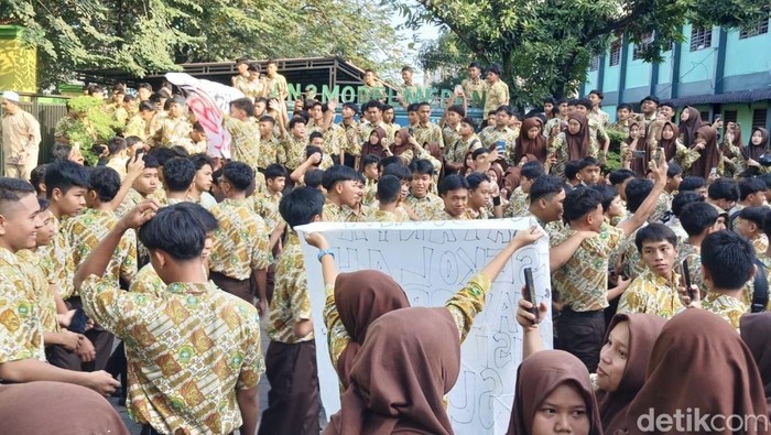 Ratusan siswa MAN 2 Medan gelar demo di pelataran sekolah. (Kartika Sari/detikSumut)