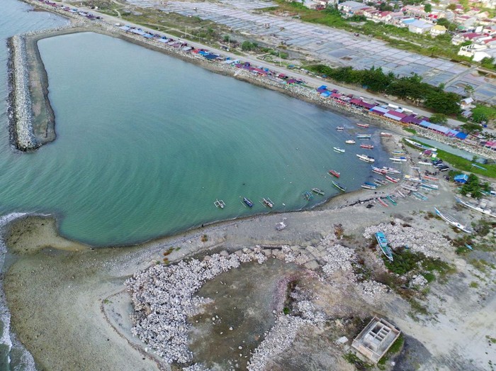 Revitalisasi tambatan perahu nelayan di Palu Foto udara sejumlah perahu nelayan ditambatkan di tambatan perahu yang baru direvitalisasi di Pantai Talise, Teluk Palu, Sulawesi Tengah, Kamis (6/2/2025). Tambatan perahu yang merupakan bagian dari proyek rekonstruksi dan recovery pascabencana Kementerian PU itu direvitaliasi untuk mencegah kerusakan dan memudahkan para nelayan memarkir perahunya sebelum dan seusai melaut. ANTARA FOTO/Basri Marzuki/foc.
