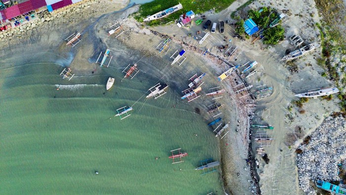 Revitalisasi tambatan perahu nelayan di Palu Foto udara sejumlah perahu nelayan ditambatkan di tambatan perahu yang baru direvitalisasi di Pantai Talise, Teluk Palu, Sulawesi Tengah, Kamis (6/2/2025). Tambatan perahu yang merupakan bagian dari proyek rekonstruksi dan recovery pascabencana Kementerian PU itu direvitaliasi untuk mencegah kerusakan dan memudahkan para nelayan memarkir perahunya sebelum dan seusai melaut. ANTARA FOTO/Basri Marzuki/foc.
