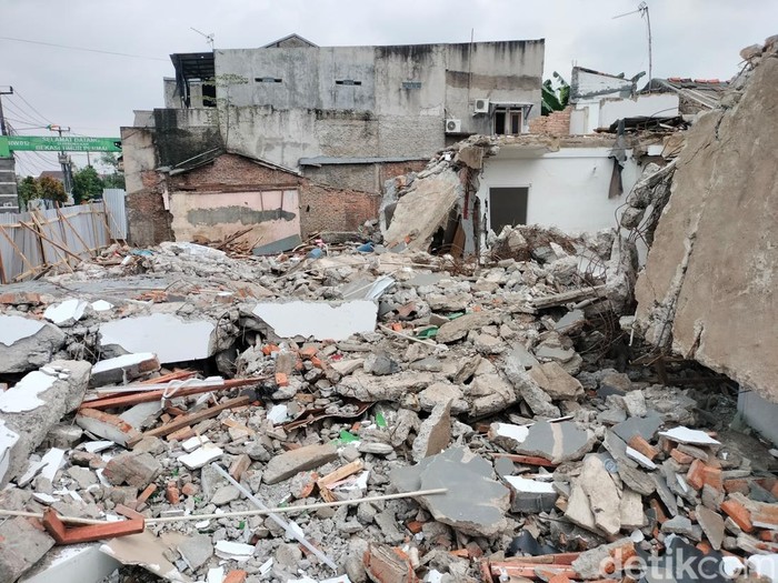 Ruko dan rumah warga yang digusur di Kampung Bulu RT 01/RW 011