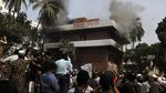 Rumah Bapak Pendiri Bangladesh Hancur Dibakar Massa