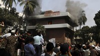 Bangladesh dihantam krisis politik setelah Hasina kabur ke India usai terguling akibat rangkaian protes selama berminggu-minggu pada 2024. Protes yang berubah menjadi aksi kekerasan menewaskan lebih dari seribu orang di Bangladesh.  
