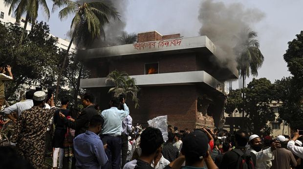 Protesters rejoice as they stand around the vandalized residence of Sheikh Mujibur Rahman, Bangladesh's former leader and the father of the country's ousted Prime Minister Sheikh Hasina, in Dhaka, Bangladesh, Thursday, Feb. 6, 2025. (AP Photo/Mahmud Hossain Opu)