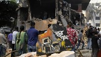 Penghancuran dan pembakaran berlanjut sampai Kamis (8/2). Massa yang tampak mengamuk juga mencoba menjarah isi rumah itu dan melakukan berbagai perusakan.  